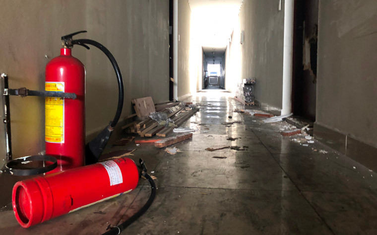 Cảnh hoang tàn tại chung cư được xem là cao cấp ở TP HCM sau vụ hỏa hoạn.