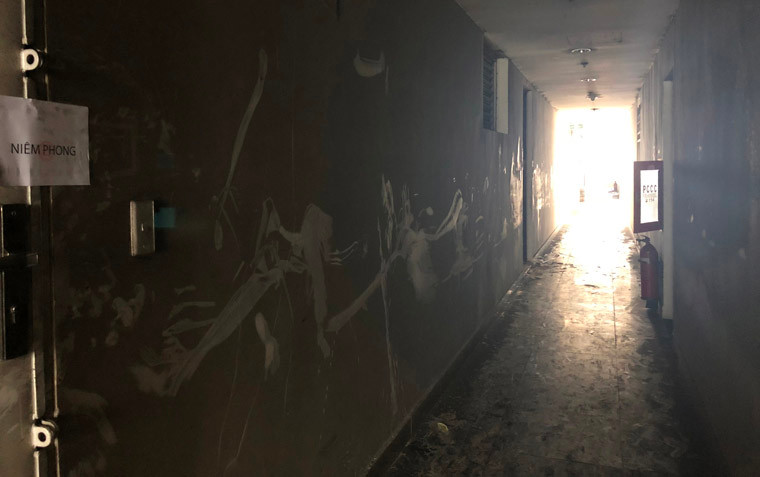 Các bức tường, hành lang hàng chục tầng căn hộ tại chung cư Carina Plaza nám đen vì khói sau vụ cháy.