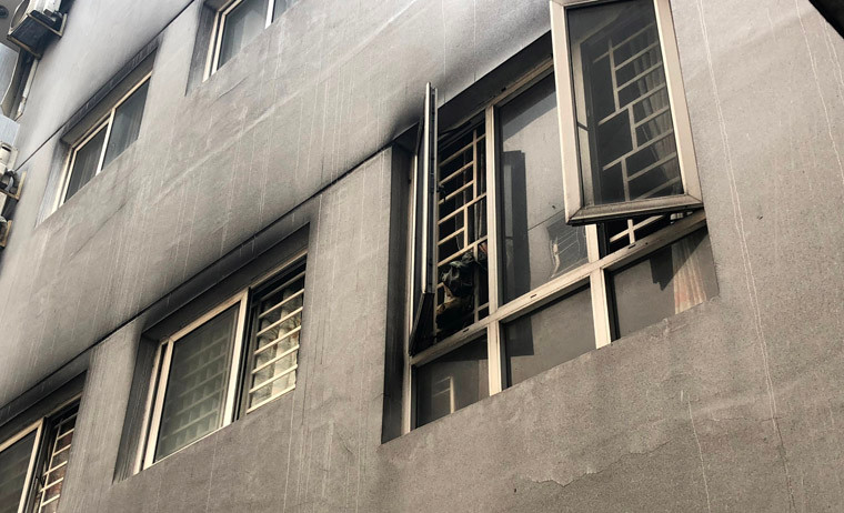 Cảnh tượng hãi hùng vẫn còn tại khắp các căn hộ ở chung cư Carina Plaza sau vụ hỏa hoạn xuất phát từ tầng hầm để xe.