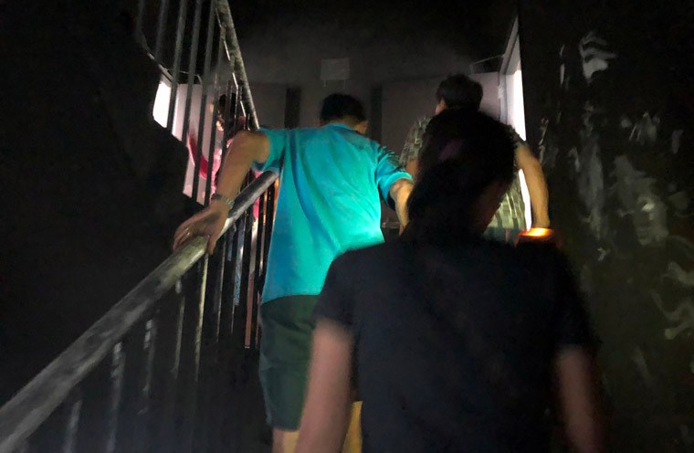 Những cư dân tại chung cư Carina Plaza đã được cho trở lại căn hộ của mình để lấy tài sản, vật dụng cần thiệt đến nơi khác tá túc trong thời gian tòa chung cư vẫn được phong tỏa phục vụ điều tra.