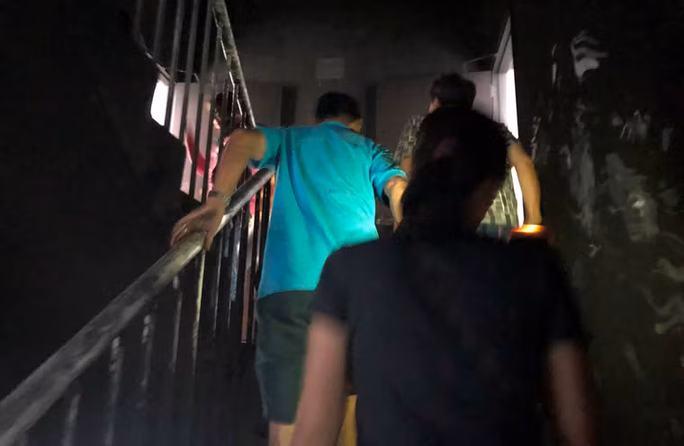 Những cư dân tại chung cư Carina Plaza đã được cho trở lại căn hộ của mình để lấy tài sản, vật dụng cần thiệt đến nơi khác tá túc trong thời gian tòa chung cư vẫn được phong tỏa phục vụ điều tra.