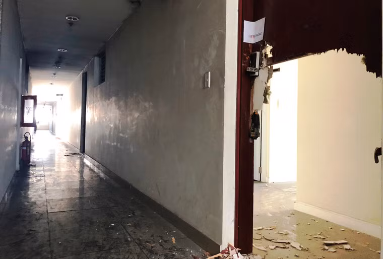 Những căn hộ cao cấp tại chung cư Carina Plaza tiêu điều sau vụ cháy...