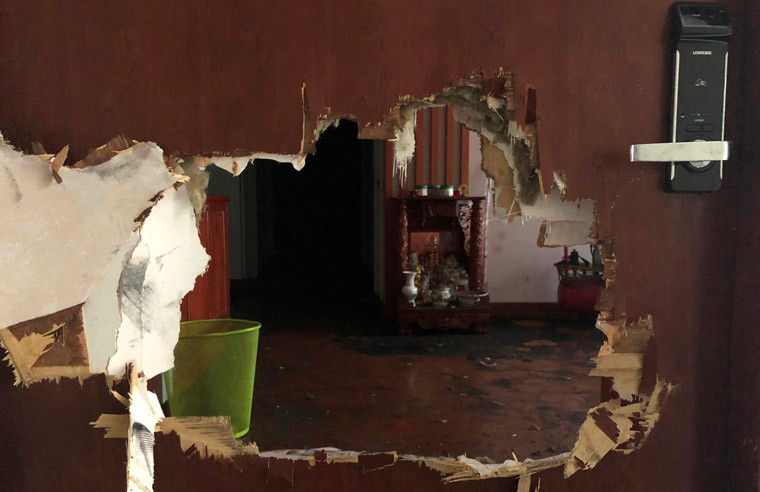 Khi xảy ra thảm họa, các cư dân chỉ còn cách phá bất cứ cánh cửa nào để tìm đường thoát.