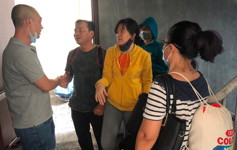 Các cư dân gặp lại nhau sau vụ hỏa hoạn trong sự nghẹn ngào, mừng vì họ còn sống nhưng cũng chia sẻ nỗi đau với những nạn nhân vốn là hàng xóm không được may mắn.