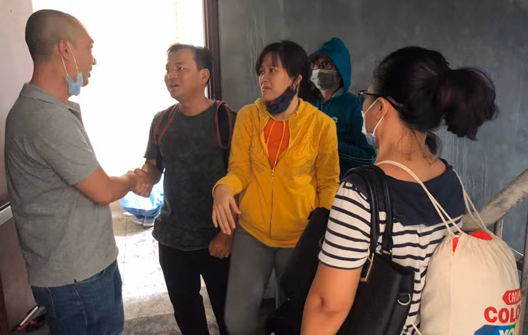 Các cư dân gặp lại nhau sau vụ hỏa hoạn trong sự nghẹn ngào, mừng vì họ còn sống nhưng cũng chia sẻ nỗi đau với những nạn nhân vốn là hàng xóm không được may mắn.