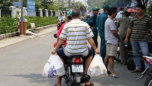 Gia đình người dân này tự tay đi chợ, nấu ăn đưa đến chung cư Carina Plaza phục vụ miễn phí cho cư dân gặp nạn.