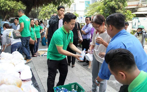Gần 2 ngày qua, sau khi xảy ra vụ hỏa hoạn kinh hoàng làm 13 người chết, hàng chục người bị thương tại chung cư Carina Plaza, rất đông người dân và nhiều đoàn thể đã thay phiên nhau hỗ trợ từ vật chất đến tinh thần để chia sẻ nỗi đau cùng hàng trăm cư dân.