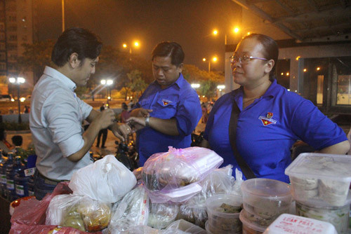 Trắng đêm qua đến tận sáng nay, nhiều người dân và các đoàn thể vẫn đang tự nguyện đến chia sẻ, hỗ trợ với các cư dân chung cư Carina Plaza xảy ra hỏa hoạn. Ảnh Xuân Đào.