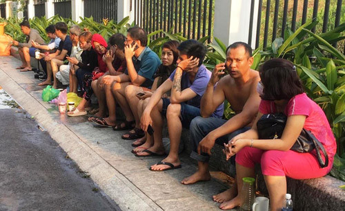 Cư dân chung cư Carina Plaza bàng hoàng sau vụ hỏa hoạn.