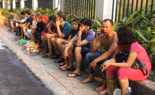 Cư dân chung cư Carina Plaza bàng hoàng sau vụ hỏa hoạn.