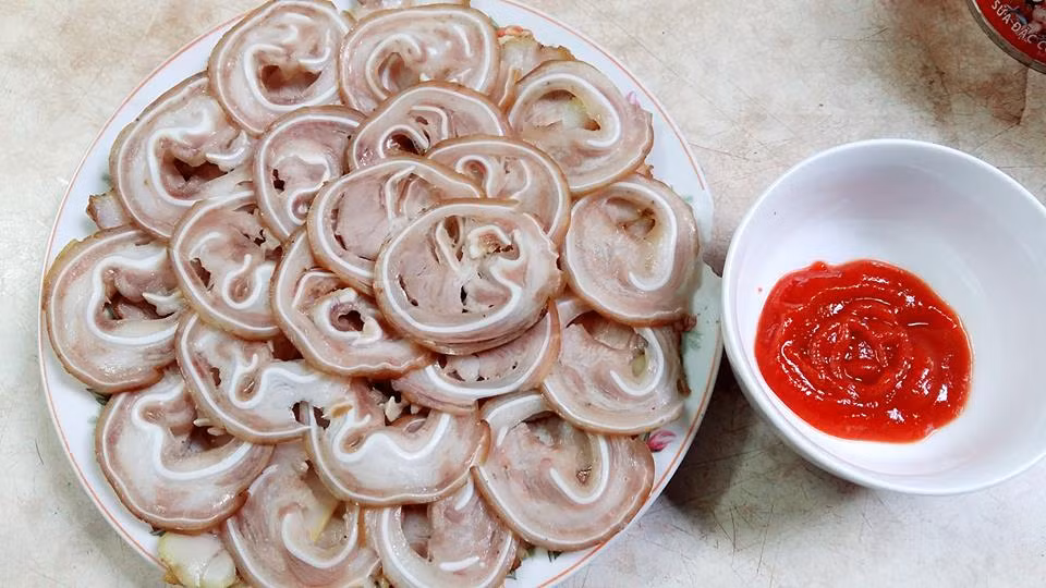 Tai lợn cuộn: Những miếng tai lợn giòn giòn với những hương vị chua cay mặn ngọt là món đổi vị mới lạ cho ngày hè. Đây cũng là món mặn ngon, rất tốn bia được cánh mày râu yêu thích.