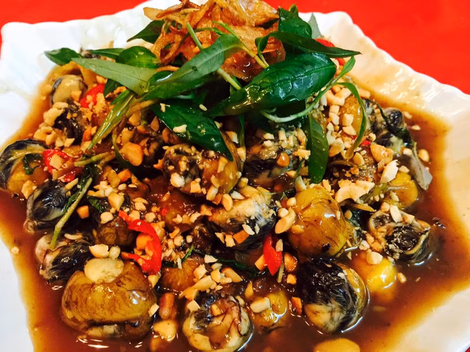 Trứng cút lộn sốt me: Với thành phần chính là trứng chim cút lộn, me vắt, đường, trứng cút lộn sốt me chua chua ngọt ngọt sẽ là món ăn chơi hấp dẫn cả nhà ngày lễ. Đây là món ăn đặc trưng cho ẩm thực đường phố của người miền Nam.