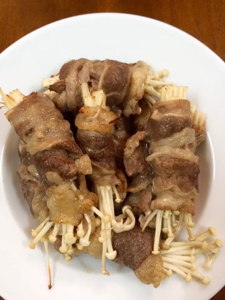 Thịt bò cuốn nấm kim châm: Bằng cách cuốn thịt bò thái mỏng ướp gia vị với nấm kim châm rồi đem nướng, bạn đã có một món mặn vừa ngon vừa nhiều dinh dưỡng.