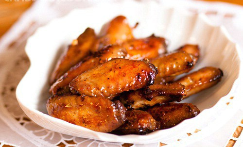 Cánh gà chiên nước mắm: Những chiếc cánh gà to mẩy được chiên vàng rồi tẩm gia vị chua chua, ngọt ngọt không chỉ kích thích vị giác trong bữa cơm gia đình mà còn là món ăn chơi được các ông chồng yêu thích khi nhắm rượu. Món này được nhiều em bé ưa thích để cầm ăn vã. 