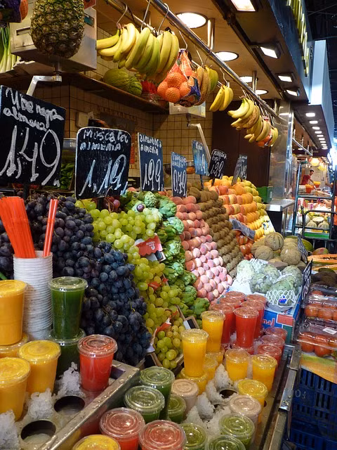 Bổ sung vitamin: Hãy chú ý cung cấp đầy đủ vitamin cho cả nhà trong kỳ nghỉ bằng cách bổ sung nhiều hoa quả tươi, rau xanh và cá trong thực đơn các bữa. Bạn có thể chuẩn bị trái cây gọt sẵn hoặc những loại quả nhỏ để ăn nhẹ trên đường di chuyển. Việc này giúp duy trì nồng độ vitamin A, C và kali và làm da trở nên tươi sáng rạng rỡ hơn. Nếu đi du lịch biển, hãy gọi những món ăn chế biến từ cá để bổ sung thêm omega-3.