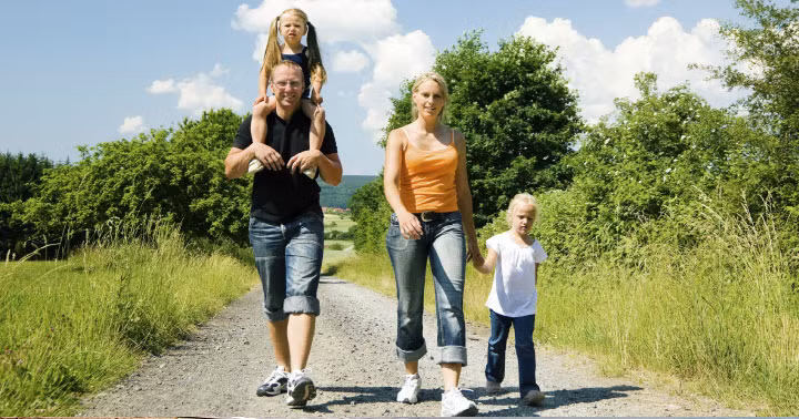 Những môn thể thao đơn giản: Dành ra 30 phút và cùng nhau đi bộ. Ngoài ra, bạn cũng có thể luyện tập những động tác yoga ngay trên bãi biển hoặc vườn của khu nghỉ dưỡng sẽ giúp cả nhà như giãn. Những đứa trẻ cũng sẽ rất thích thú khi bắt trước những động tác của bố mẹ. Điều này cũng khiến các thành viên không bỏ lửng thói quen tập luyện như thường ngày và khó bắt đầu lại khi trở về.