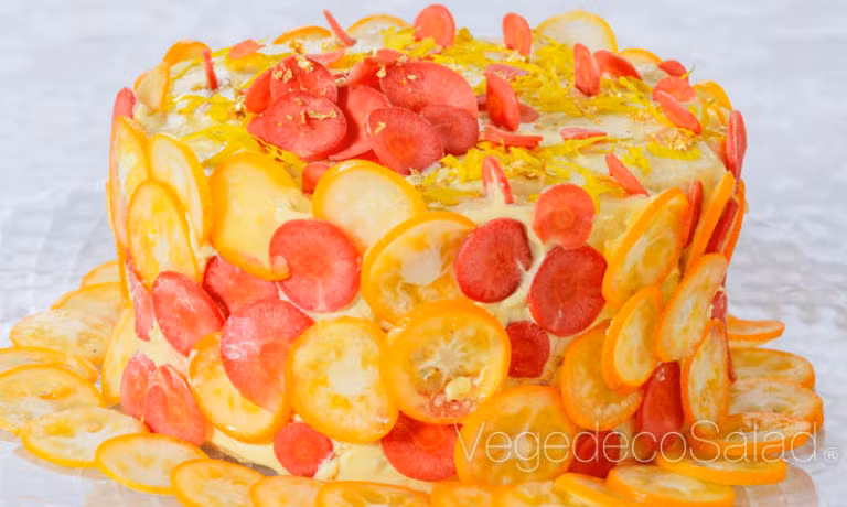 Một mẫu bánh gato được trang trí từ cà chua vàng và cà rốt đỏ.