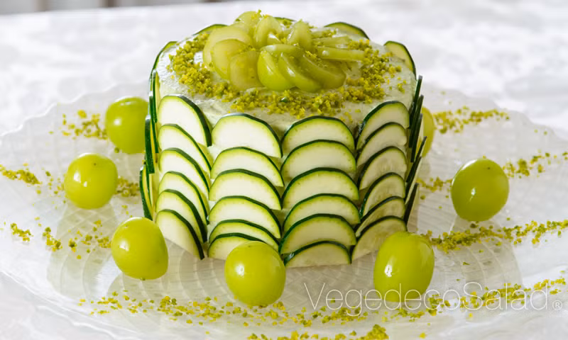 Trong một đoạn phim do trang Mirror ghi lại, các thực khách rất thích thú với những chiếc bánh làm từ salad tại quán cà phê của Mitsuki Moriyasu, đặc biệt là nữ giới.