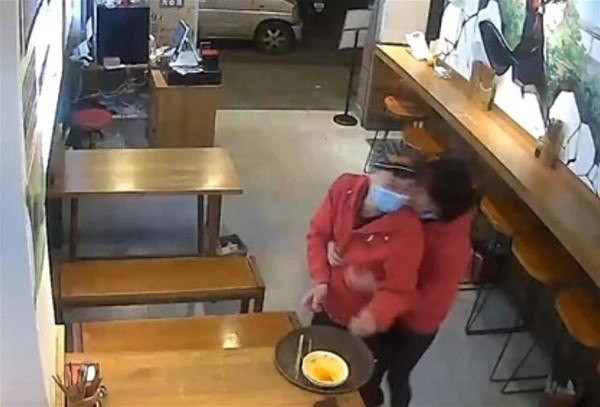 Nhan vien au yem nhau, quan ly ra hinh phat gay choang vang!