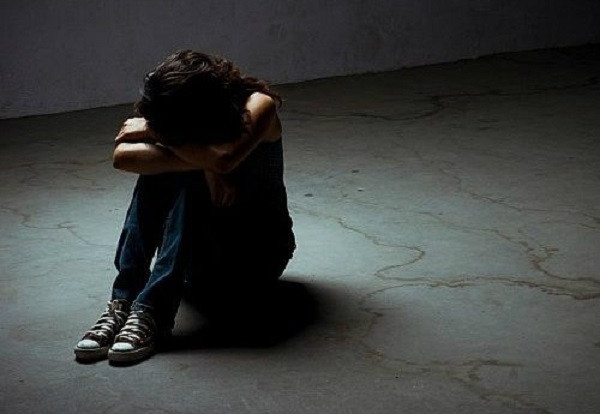 Bi 400 nguoi cuong hiep, di bao an lai bi canh sat xam hai