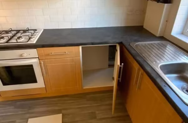 Thue nha de o, cap doi phat hien “dieu bi an” sau tu bep