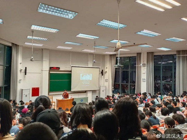 Kỳ lạ lớp học “dạy yêu”, giới trẻ trèo lên cửa sổ nghe giảng Ky la lop hoc “day yeu”, gioi tre treo len cua so nghe giang