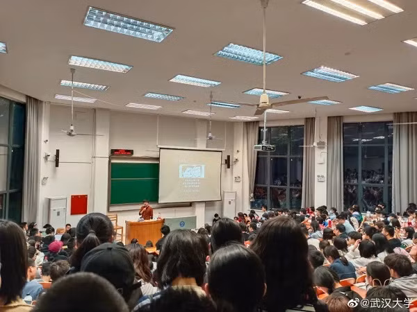 Ky la lop hoc “day yeu”, gioi tre treo len cua so nghe giang