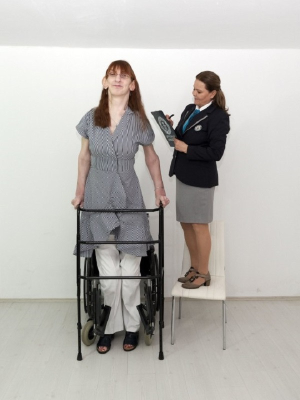 Co gai hai lan xac nhan ky luc the gioi nho chieu cao “khung“