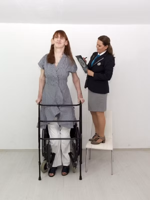 Co gai hai lan xac nhan ky luc the gioi nho chieu cao “khung“