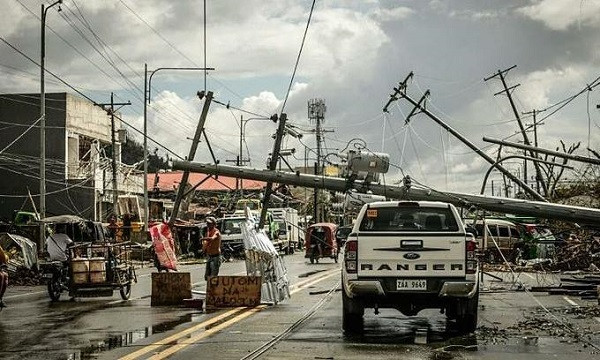 Cơn bão này còn gây lũ lụt và lở đất, cũng như phá hỏng lưới điện, hệ thống thông tin liên lạc. Ảnh: AFP