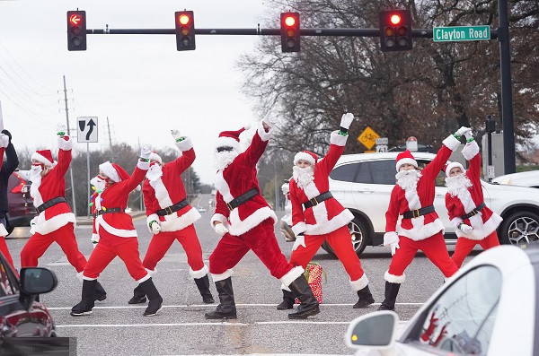 Chỉ sau đó vài ngày, các "ông già Noel" tại bang Missouri, Mỹ gây thích thú với màn nhảy múa giữa lòng đường với mục đích gây quỹ từ thiện.