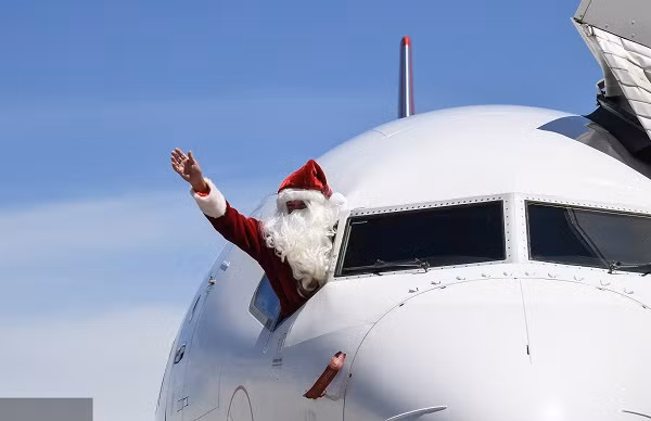 "Ông già Noel" tại thành phố Brisbane, Australia lại "chơi lớn" hơn khi lái hẳn máy bay đi "phát quà". Trên thực tế, đây là màn hóa trang của một cơ trưởng như cách chào đón Giáng sinh.