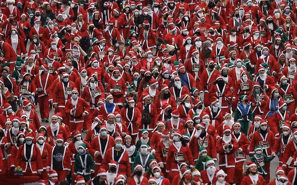 Thay vì vui chơi riêng lẻ, tại Tây Ban Nha, rất nhiều người đã tham gia "cuộc đua của những ông già Noel" được tổ chức thường niên mỗi dịp Giáng sinh. Theo truyền thông, đã có hàng nghìn người tham gia sự kiện đặc biệt này.