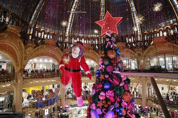 Một ông già Noel "khổng lồ" bên cạnh cây thông "siêu to" xuất hiện trên đường phố Paris, Pháp từng khiến người dân và du khách đặc biệt thích thú.