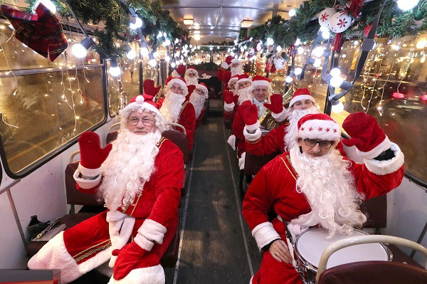 Những "ông già Noel" tại Nga lại cùng nhau ngồi trên xe buýt trước khi có buổi biểu diễn âm nhạc hoành tráng trên đường phố.