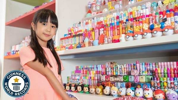 Be gai 6 tuoi co bo suu tap son khung, nguoi lon chao thua-Hinh-2