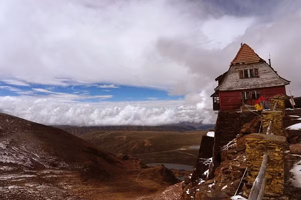 Khu truot tuyet noi tieng thanh “thi tran ma” vi ly do ngo ngang