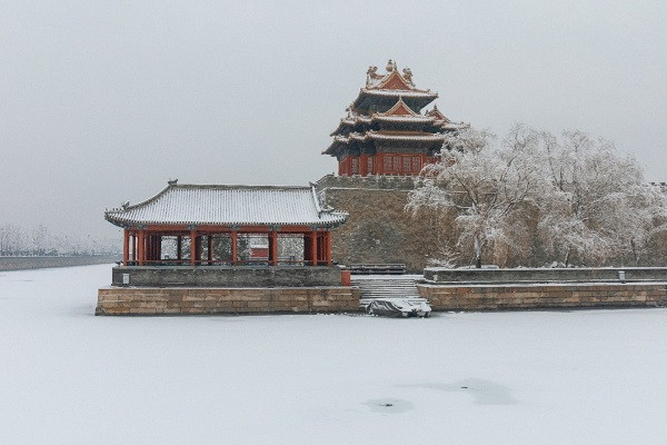 Trận tuyết này kéo đến trước thềm lễ Giáng sinh, biến khung cảnh thành phố ngập một màu trắng huyền ảo.