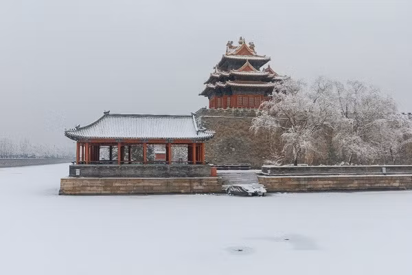 Trận tuyết này kéo đến trước thềm lễ Giáng sinh, biến khung cảnh thành phố ngập một màu trắng huyền ảo.