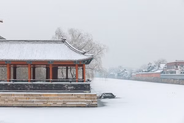 Trong những ngày này, người dân đổ xô tới các khu du lịch nổi tiếng để tận hưởng cảnh sắc, không khí Giáng sinh.