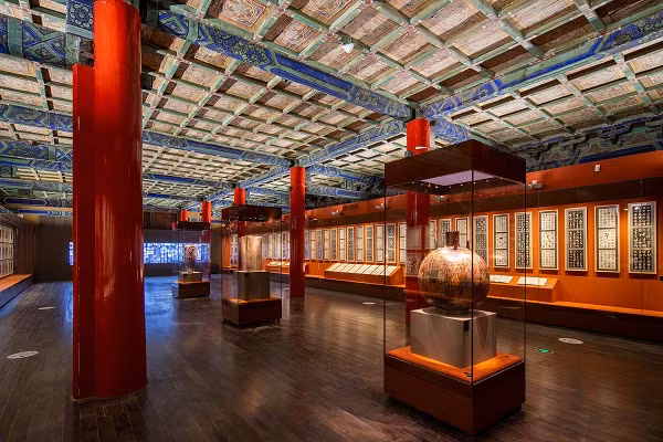 Tại đây đang diễn ra triển lãm nghệ thuật, kéo dài đến 20/3/2022.