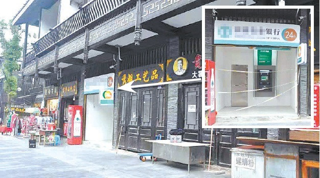 Nhet the vao cay ATM gia, du khach ve nha roi tien moi “boc hoi“