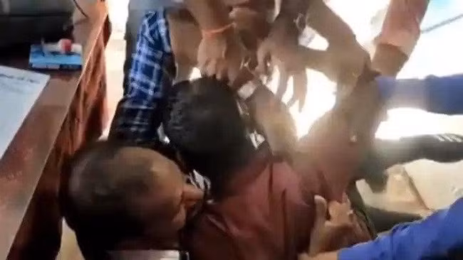 Lao vao danh nhau tui bui vi tranh gianh chuc hieu truong-Hinh-2