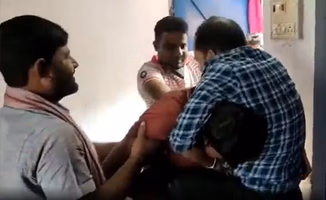 Lao vao danh nhau tui bui vi tranh gianh chuc hieu truong