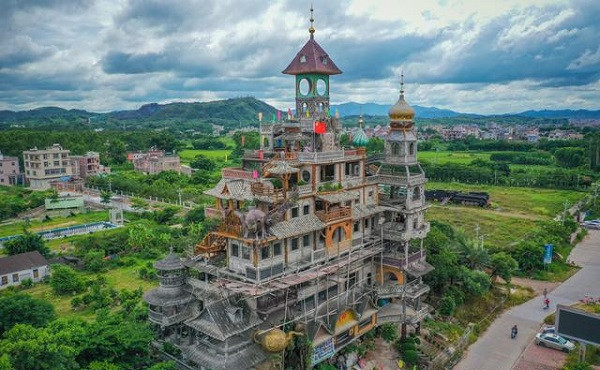 Lao nong chi hon 50 ty xay biet thu ky quai nhat Trung Quoc