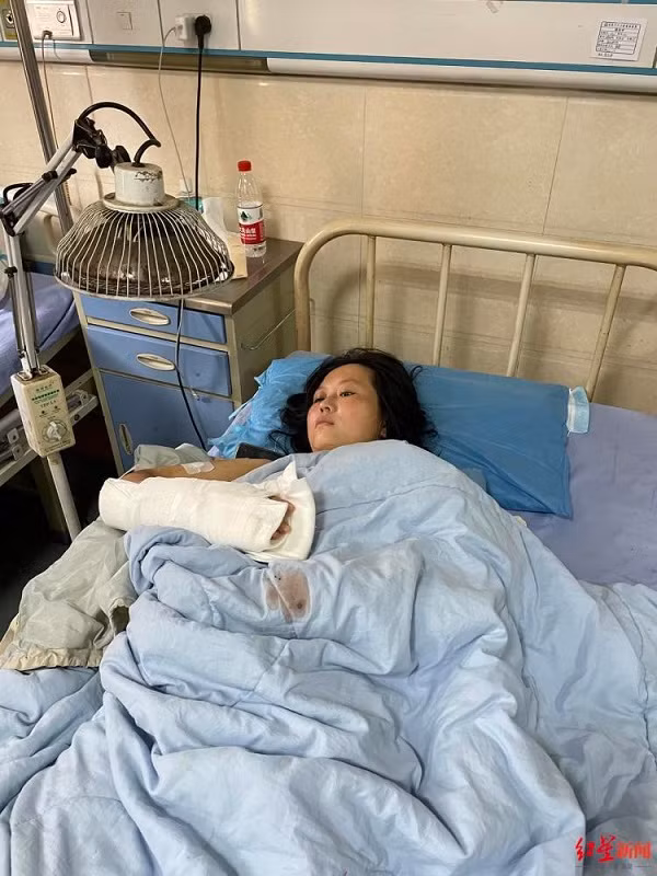 Kien quyet doi ly hon, vo bi chong chem trong thuong