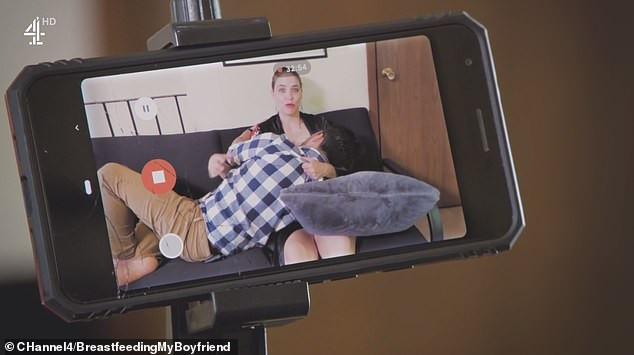 Kenh truyen hinh gay soc khi phat song canh chong “bu sua” vo-Hinh-2