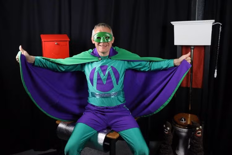 Nguoi dan ong lap ky luc la lung nho “sieu nang luc” xi hoi