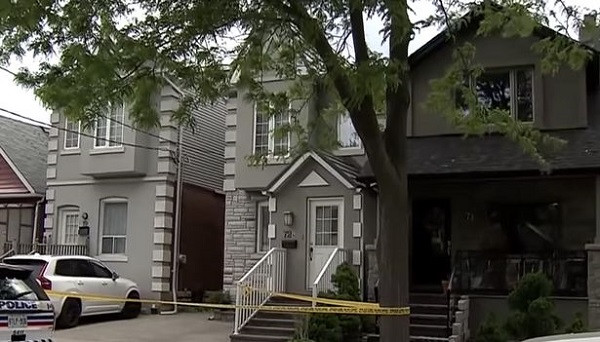 Sat hai nguoi phu nu roi “may mua” voi thi the nan nhan-Hinh-2