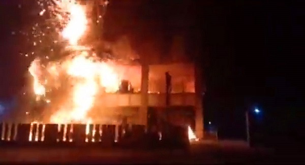 An Do: Kinh hoang khoanh khac chu re “boc chay” khi toi ruoc dau